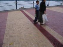 Guayaquil, malec�n 2000, canalillo en rojo