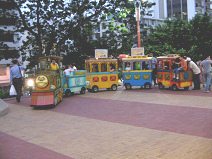 Guayaquil, malec�n 2000, un tren el�ctrico
                        para los ni�os
