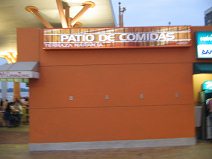 Guayaquil, Promenade 2000, Tafel zur
                        Restaurantzone 1 "Patio de Comidas, Terraza
                        naranja" ("orange Terrasse")