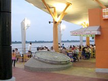 Guayaquil, malec�n 2000, la primera parte
                        de restaurantes "Patio de Comidas, Terraza
                        naranja" con "Shawarma Comida
                        Irani"