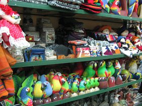 Guayaquil, malecn 2000, tienda de
                        artesana (03), loros en la repisa
