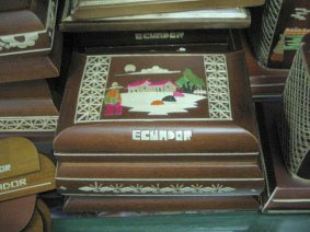 Guayaquil, malecn 2000, tienda de
                        artesana (04), cajn de madera con marquetera
                        con las letras "Ecuador"