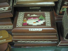 Guayaquil, malec�n 2000, tienda de
                        artesan�a (04), caj�n de madera con marqueter�a
                        con las letras "Ecuador"