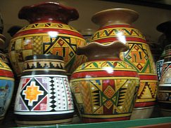 Guayaquil, malec�n 2000, tienda de
                        artesan�a (05), ollas cer�micas con dise�os
                        geom�tricos