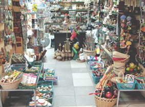 Guayaquil, malecn 2000, tienda de
                        artesana (07), la segunda entrada con otra
                        vendedora