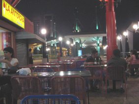 Guayaquil, malecn 2000, primer plano de la
                        zona de restaurantes