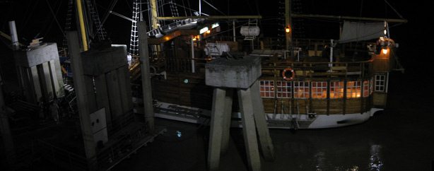 Guayaquil, malecn 2000, otro barco de
                          lnea como copia de un barco pirata