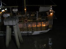 Guayaquil, malecn 2000, otro barco de
                          lnea como copia de un barco pirata (01)