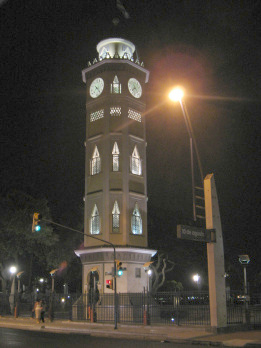 Guayaquil, Promenade 2000, der Uhrenturm an
                        der Promenade 2000 ("Malec�n 2000")
                        bzw. am Malec�n Bol�var bei Nacht