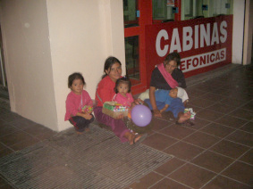 Guayaquil, Sucre-Strasse (Calle Sucre) bei
                        Nacht, Ureinwohner (Indgenas) verkaufen
                        Sssigkeiten (02)