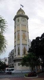 Der Uhrenturm ("Torre de Reloj") von
              Guayaquil im pseudo-maurischen Kolonialstil [15], anmutig
              anzuschauen, aber man muss wissen, dass da der �bliche
              Rassismus der Kolonialzeit mit dem
              "christlichen" Anspruch auf Weltherrschaft
              dahintersteckt.