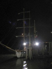 Guayaquil, malec�n 2000, el barco pirata de
                        frente