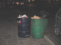Guayaquil, Calle Sucre en la noche con
                        cubos de basura preparados