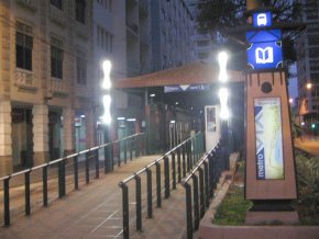 Guayaquil, Sucre-Strasse ("Calle
                        Sucre"), die Busstation
                        "Stadtbibliothek" ("Biblioteca
                        Municipal") der "Metrov�a"