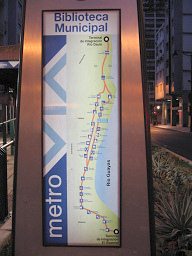 Guayaquil, die Routentafel an der
                        Busstation "Stadtbibliothek"
                        ("Biblioteca Municipal") der
                        "Metrov�a"