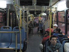 Guayaquil, die Innenansicht eines fast leeren
            "Metrobus"