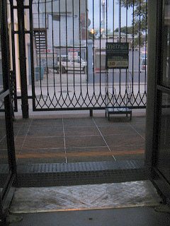 Guayaquil, die �bergangsplatte beim
                        stufenlosen Einstieg und Ausstieg des
                        Metrov�a-Systems (02)