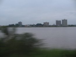 Guayaquil, der Metrobus auf der Fahrt zum
                        "Terminal R�o Daule" und die Aussicht
                        auf den Daule-Fluss
