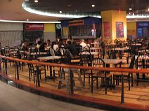 Guayaquil, Terminal Terrestre am fr�hen
                        Morgen, die Restaurants sind noch meist
                        geschlossen, auch wenn die Gittertore bereits
                        ge�ffnet und die Restaurants bereits beleuchtet
                        sind (02)