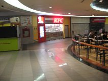 Guayaquil, Terminal Terrestre en la
                        madrugada, los restaurantes est�n cerrados
                        todav�a, aunque las rejas ya son abiertas y los
                        restaurantes ya son iluminados (01)