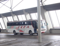 Guayaquil, Terminal Terrestre, Ankunft des Busses der
            Firma "CIFA" fr die Reise nach Piura