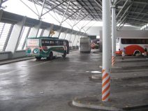 Guayaquil, Terminal Terrestre, Busse kommen
                        und gehen