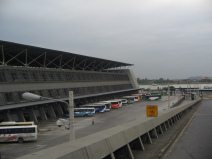 Guayaquil, die Fassade des Terminal
                        Terrestre von der Rampe aus gesehen