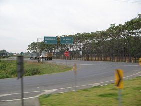 Kreuzung mit Wegweisern nach Guayaquil oder
                        Milagro (Kreuzung der Nationalstrassen Nr. 70
                        und 25)