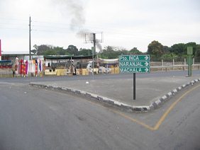 Kreuzung mit Wegweisern nach Puerto Inca,
                        Naranjal und Machala bei der Siedlung
                        "General Pedro Montero"
                        (Nationalstrassen 70 und 25)