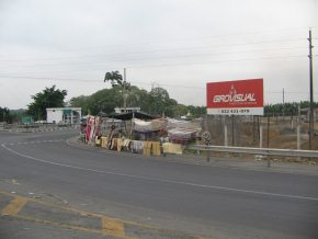 Tejidos en el cruce cerca de
                          "General Pedro Montero" (cruce de
                          las carreteras nacionales no. 70 y no. 25)