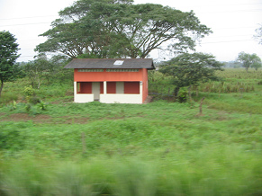 Naranjal-Machala, casa de plantacin en
                          blanco y rojo sin ventanas