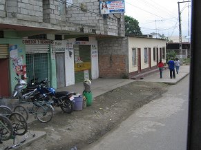 Pasaje de un pueblo antes de Machala,
                          hilera de casas