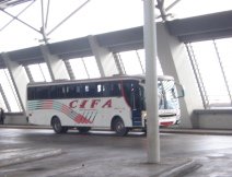 Guayaquil, Terminal Terrestre, Ankunft des Busses der
            Firma "CIFA" f�r die Reise nach Piura