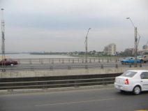 Daule-Br�cke (03), Sicht auf den Daule-Fluss mit Ufer