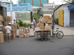 Machala, ein sehr beladener
                          Velotransporter