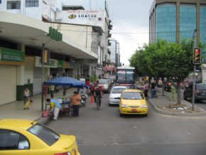 Machala, eine weitere Kreuzung mit Allee