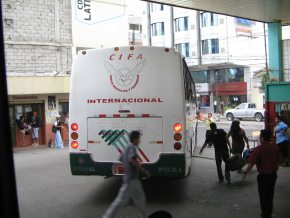 Machala, Busterminal von CIFA,
                                    eine Busabfahrt (01)
