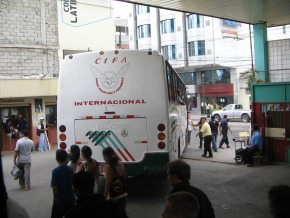Machala, Busterminal von CIFA,
                                    eine Busabfahrt (02)