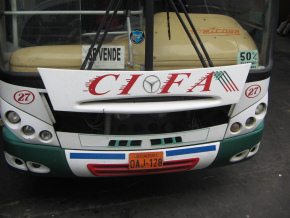 Machala, Busterminal von CIFA,
                                    die Front eines CIFA-Bus,
                                    Nahaufnahme