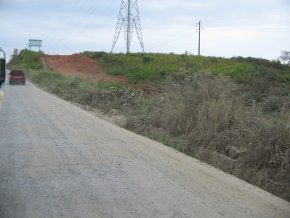 Machala-Huaquillas, die Grenzstrasse der
                          Panamericana ist hier ohne Belag