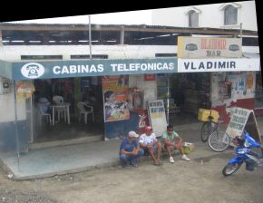 Panamericana zwischen Machala und
                          Huaquillas, Ortsdurchfahrt mit einer Bar
                          Vladimir