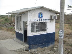 Panamericana zwischen Machala und
                          Huaquillas, ein Zollwachh�uschen mit Logo