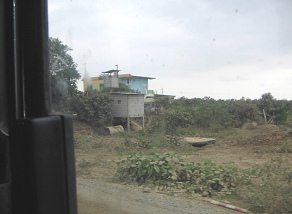 Panamericana zwischen Machala und
                          Huaquillas, ein Stelzenhaus (Stelzenhaus,
                          Pfahlbau)