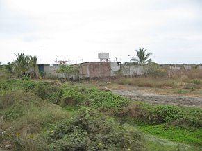 Panamericana zwischen Machala und
                          Huaquillas kurz vor der Grenze zwischen Peru
                          und Ecuador, Haus mit Wassertank