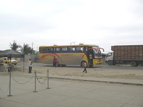 Ecuadorianische Zollstation,
                                    ein Bus der Firma
                                    "Nambija"