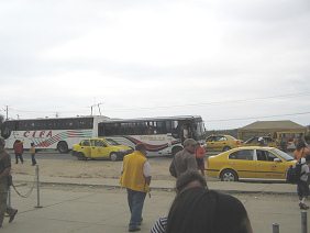 Ecuadorianische Zollstation,
                                    Busse der Firmen "CIFA"
                                    und "Victoria"