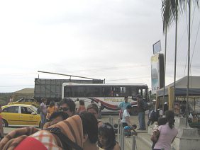Ecuadorianische Zollstation,
                                    Bus der Firma "Victoria"