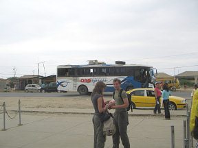 Ecuadorianische Zollstation,
                                    Bus der Firma "Oro
                                    Express"