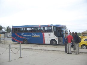 Ecuadorianische Zollstation,
                                    Bus der Firma "Ecuatoriano
                                    Pulman"