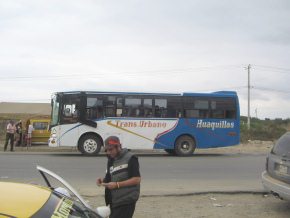 Ecuadorianische Zollstation,
                                    ein Stadtbus von Huaquillas